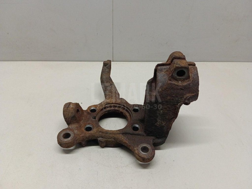 Кулак поворотный передний левый