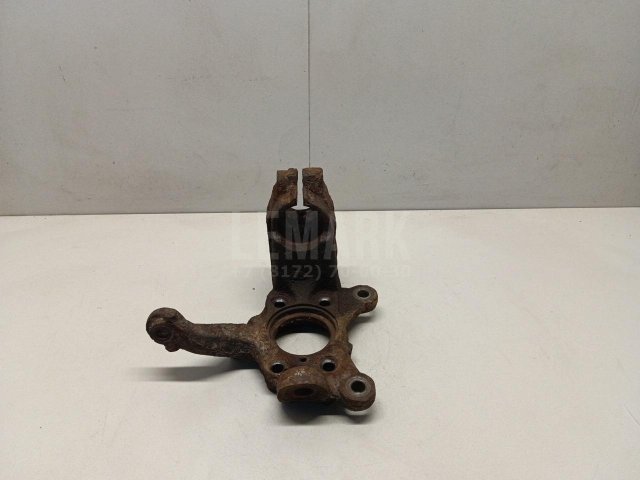 Кулак поворотный передний левый