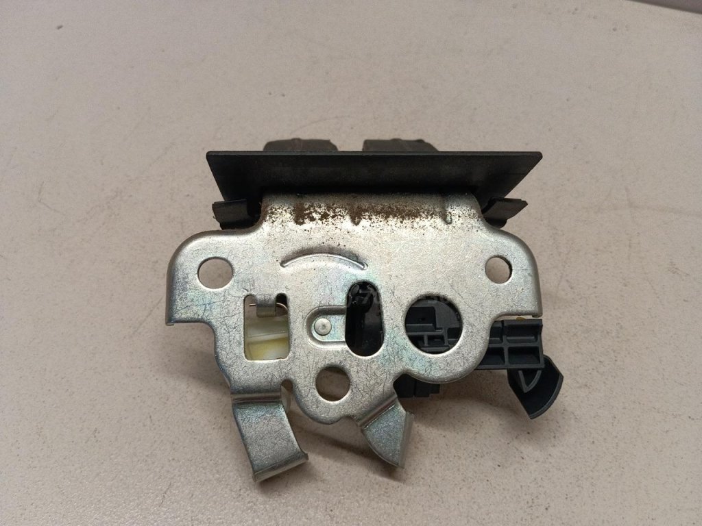 Замок багажника