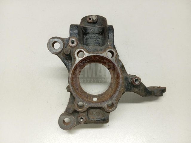 Кулак поворотный передний левый