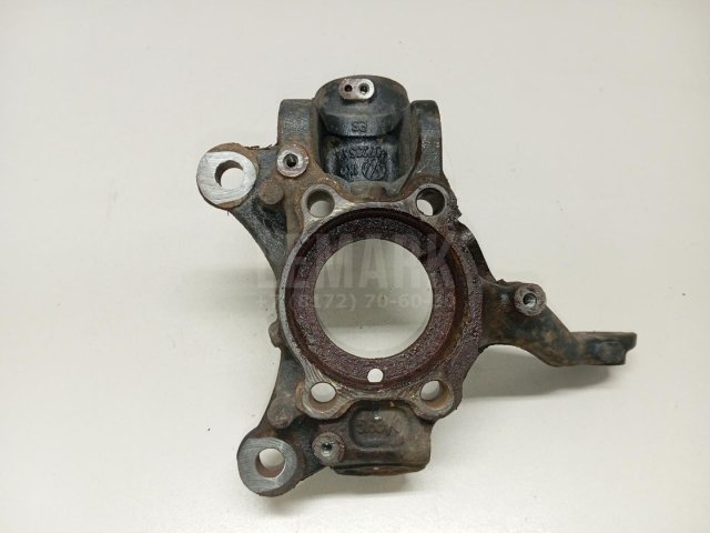 Кулак поворотный передний левый