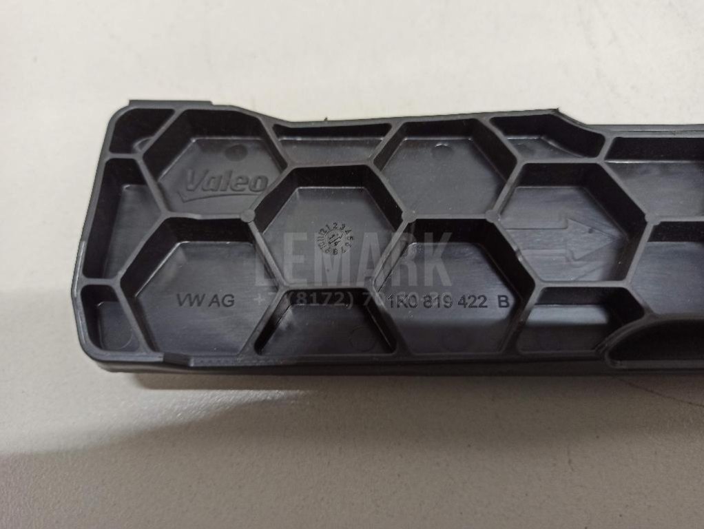 Крышка салонного фильтра