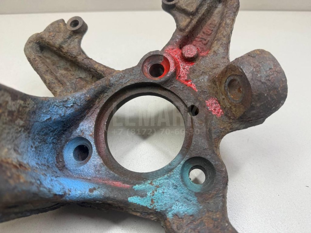 Кулак поворотный передний правый