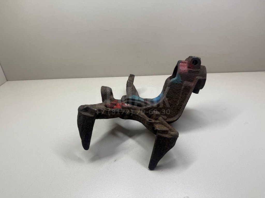 Кулак поворотный передний правый