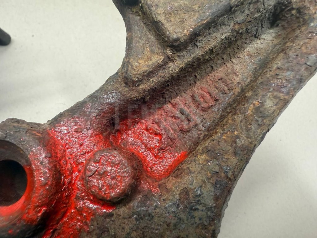 Кулак поворотный передний правый