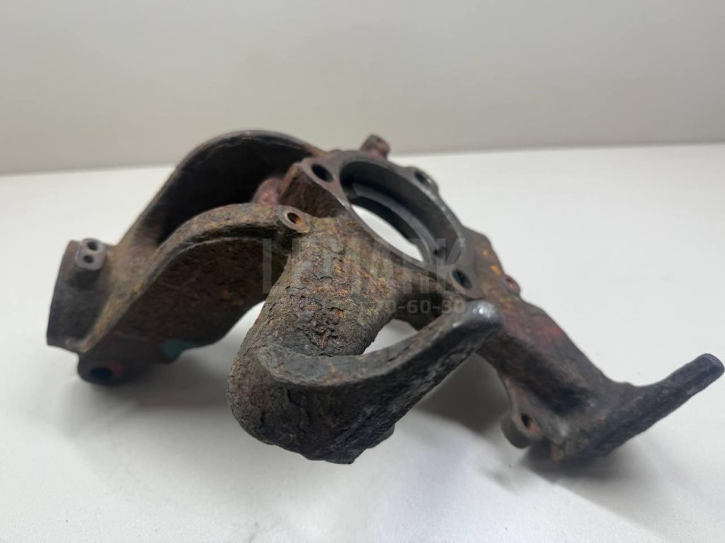 Кулак поворотный передний правый