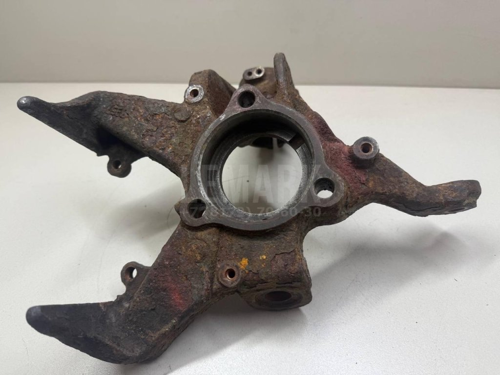 Кулак поворотный передний правый