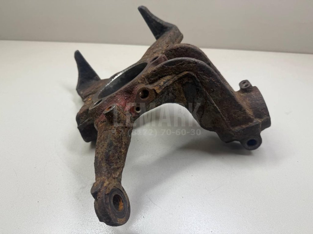 Кулак поворотный передний правый