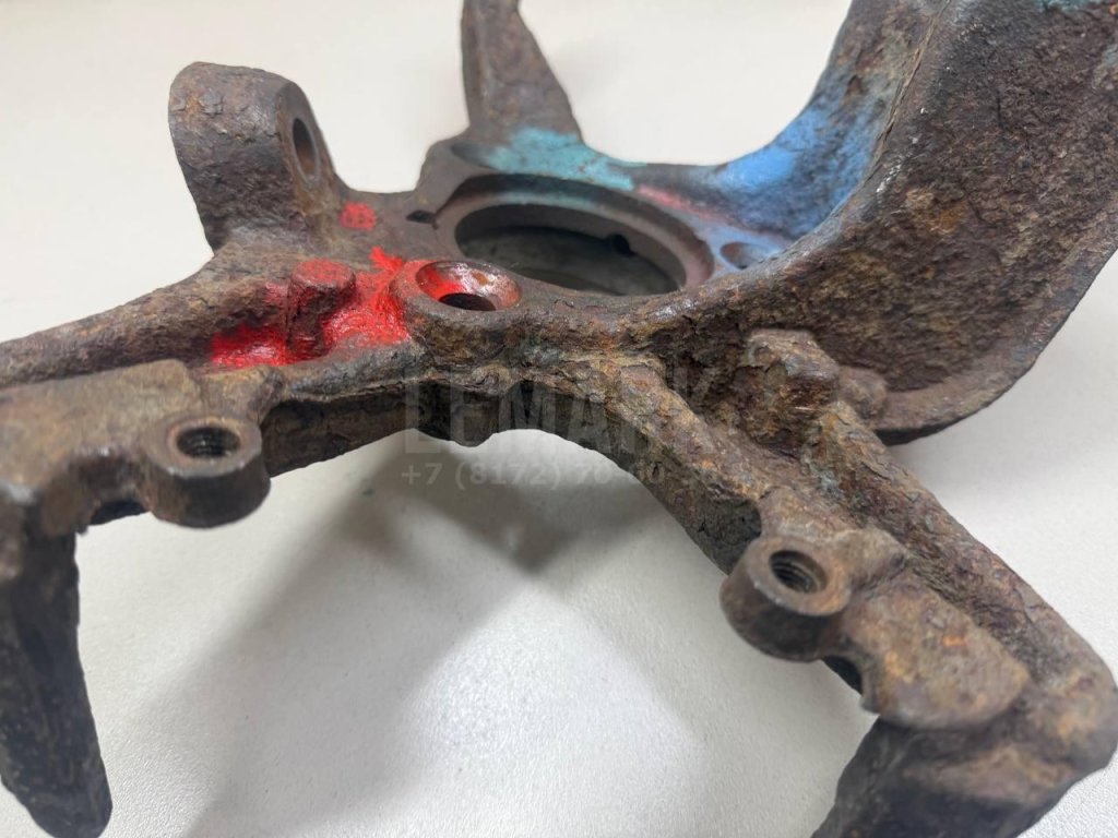 Кулак поворотный передний правый