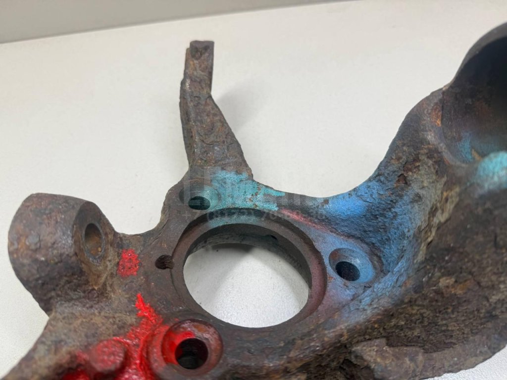 Кулак поворотный передний правый