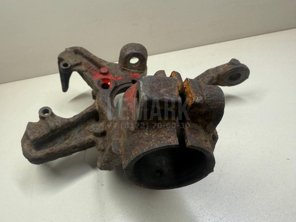 Кулак поворотный передний правый