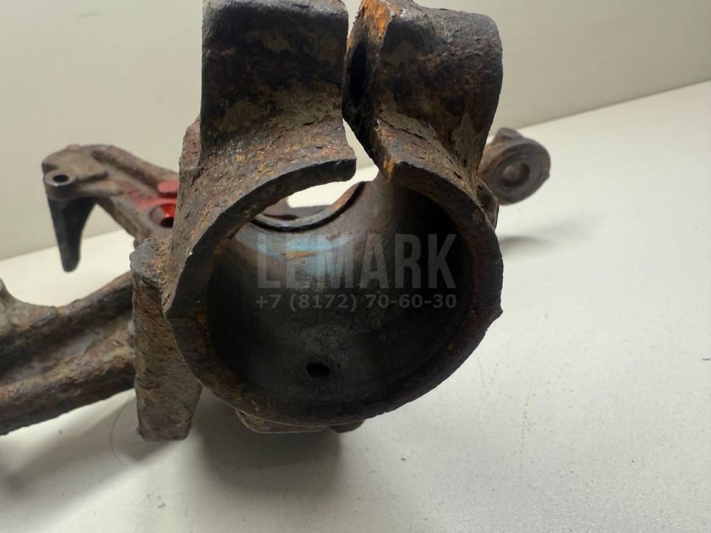 Кулак поворотный передний правый