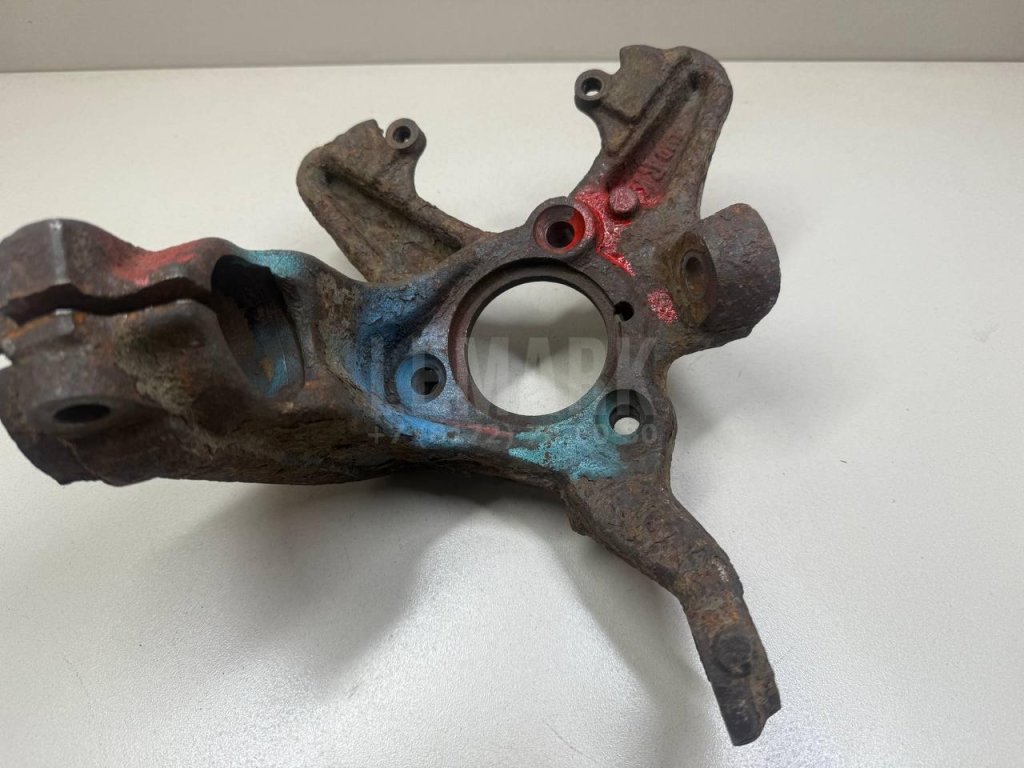 Кулак поворотный передний правый