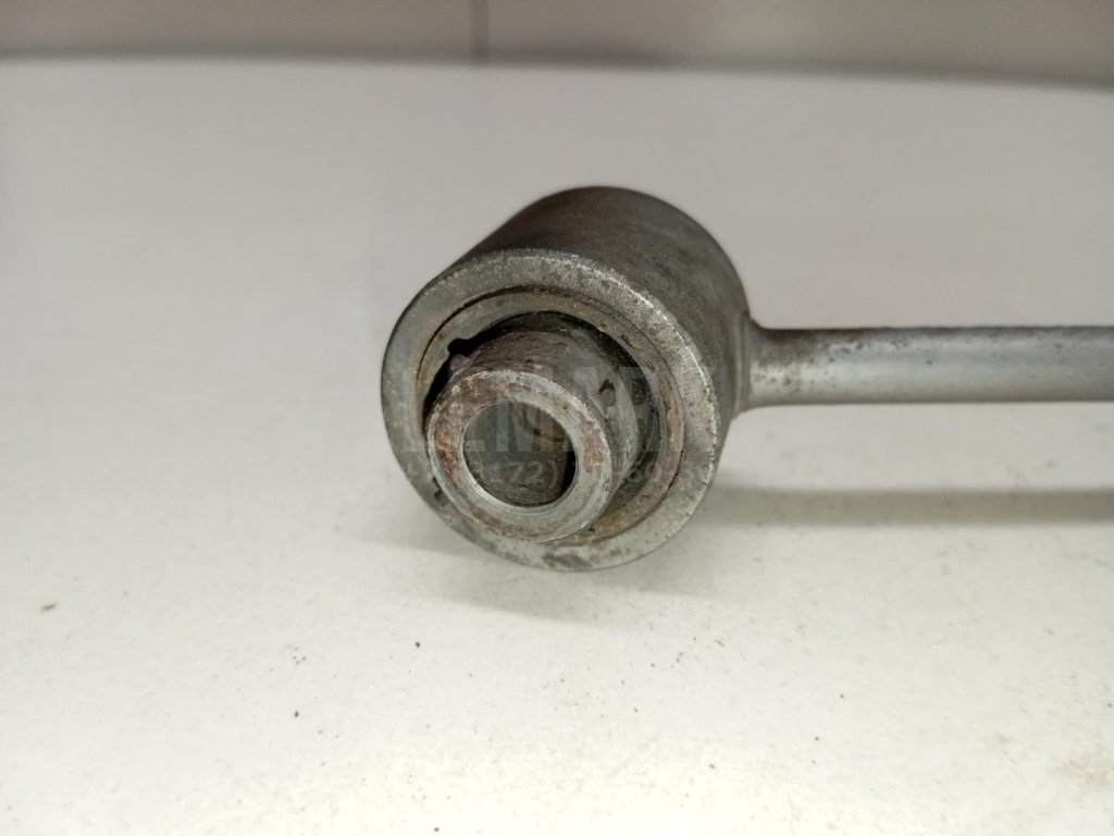 Стойка заднего стабилизатора