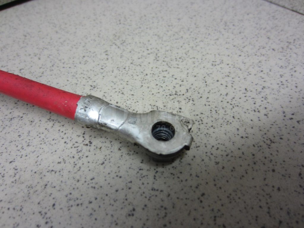 Клемма аккумулятора плюс