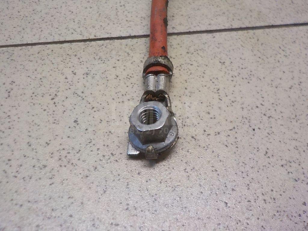 Клемма аккумулятора плюс