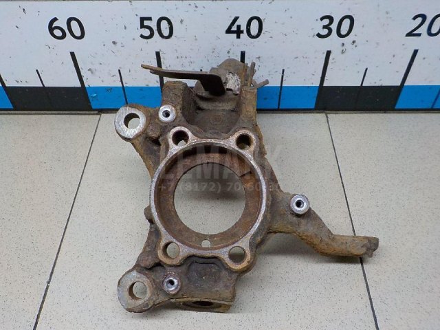 Кулак поворотный передний левый