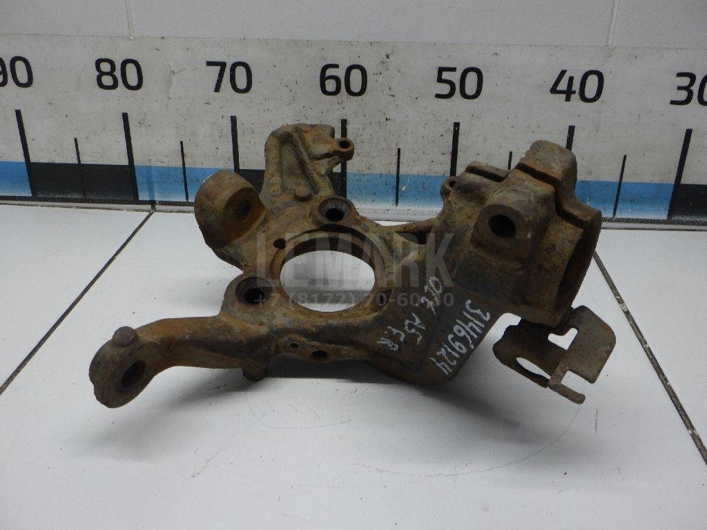 Кулак поворотный передний правый