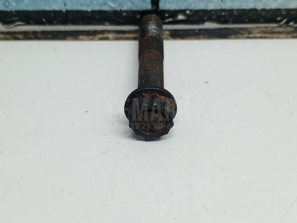 Болт маховика