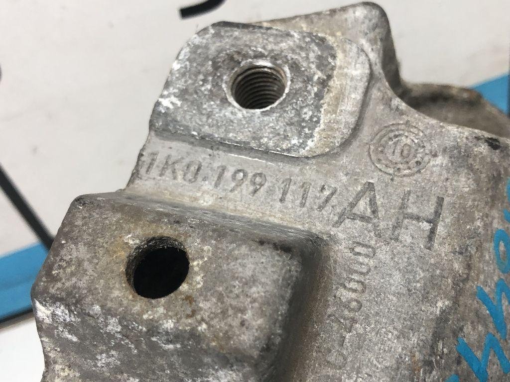 Кронштейн КПП левый