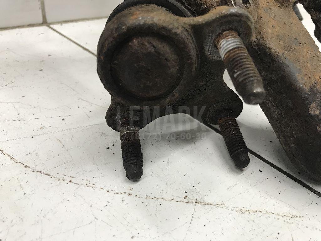 Кулак поворотный передний правый