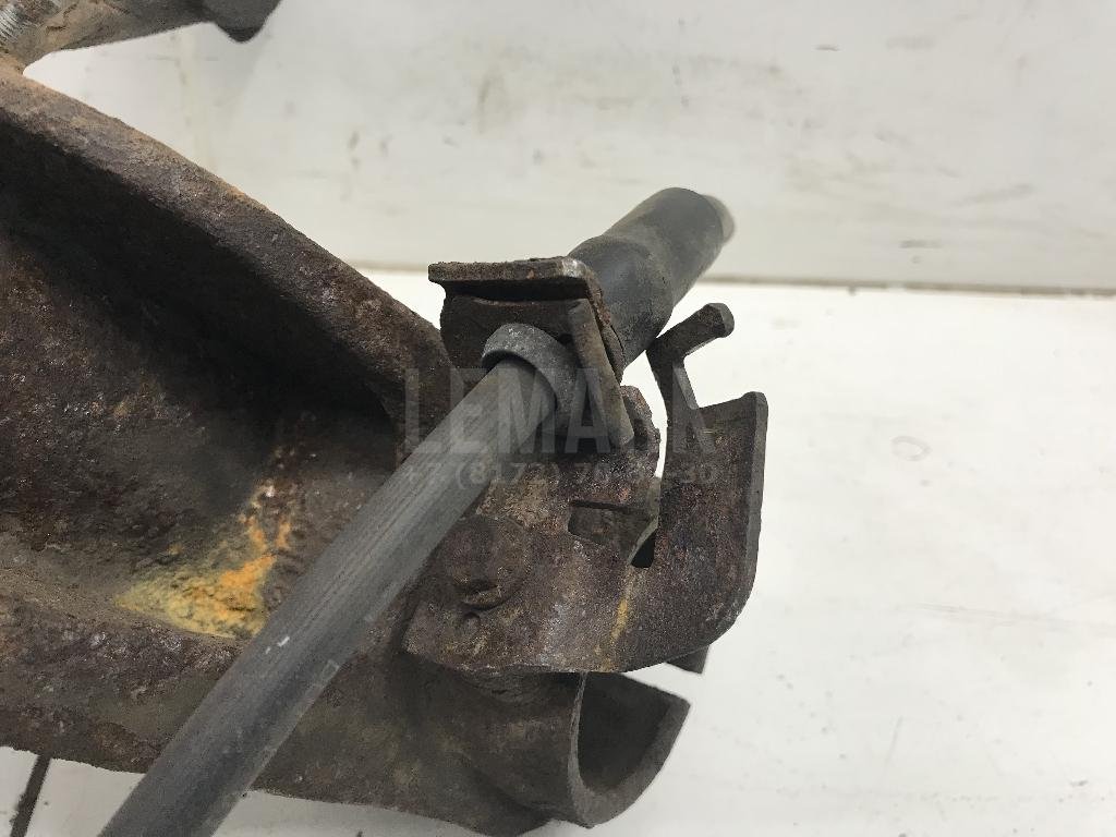 Кулак поворотный передний правый