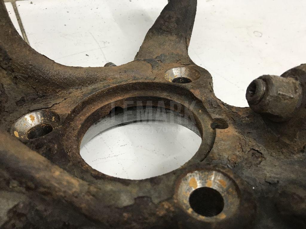 Кулак поворотный передний правый