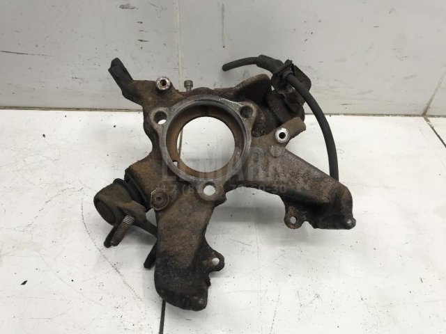 Кулак поворотный передний правый