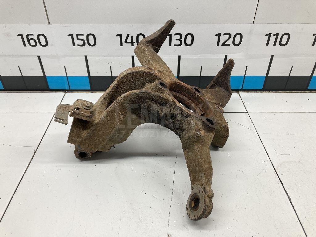 Кулак поворотный передний правый