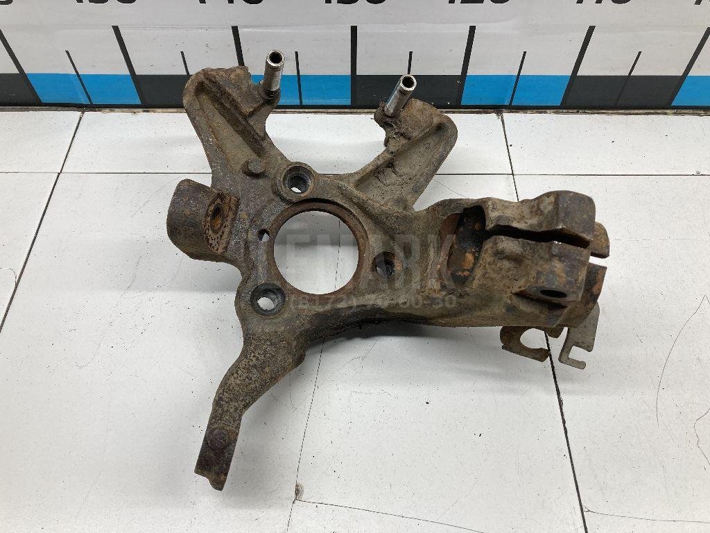 Кулак поворотный передний правый