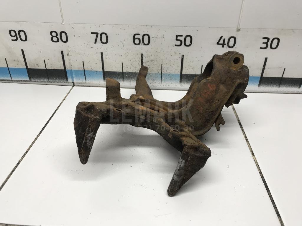 Кулак поворотный передний левый