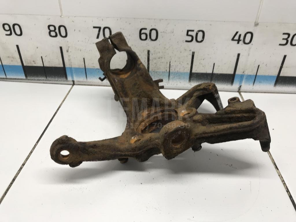 Кулак поворотный передний левый