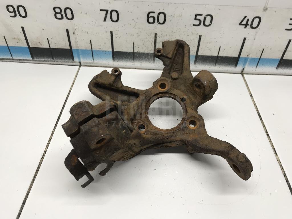 Кулак поворотный передний левый