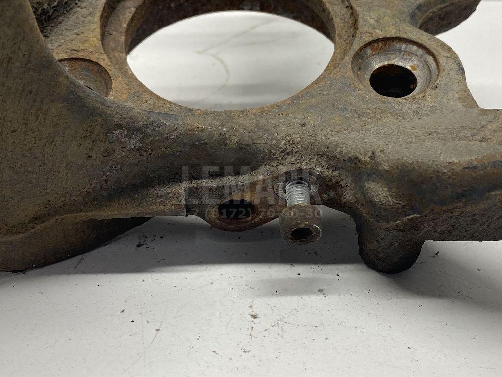 Кулак поворотный передний левый