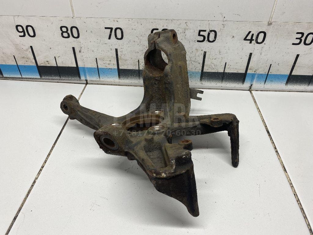 Кулак поворотный передний левый