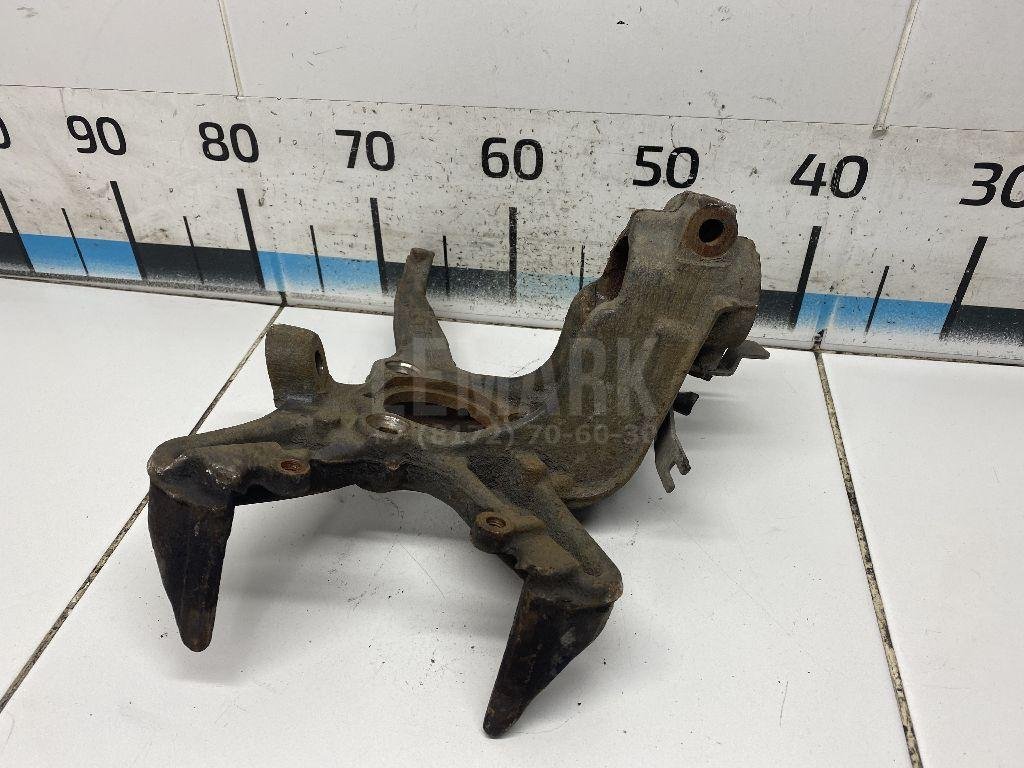 Кулак поворотный передний левый