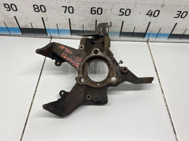 Кулак поворотный передний левый