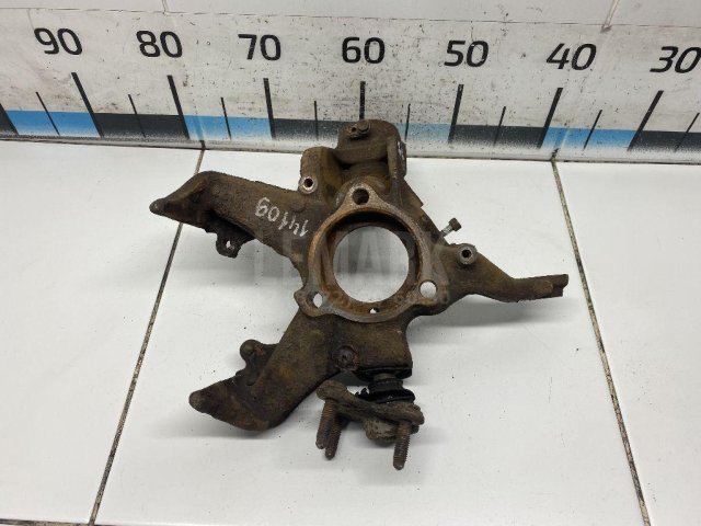 Кулак поворотный передний левый