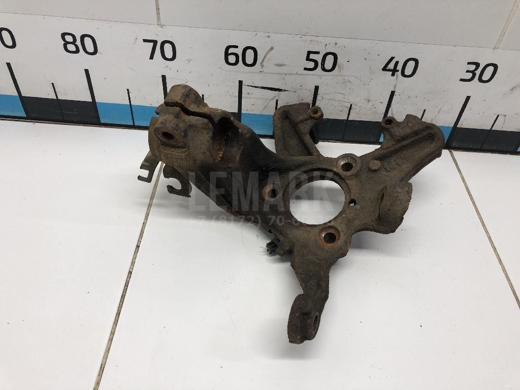 Кулак поворотный передний левый