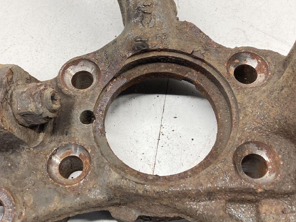 Кулак поворотный передний левый