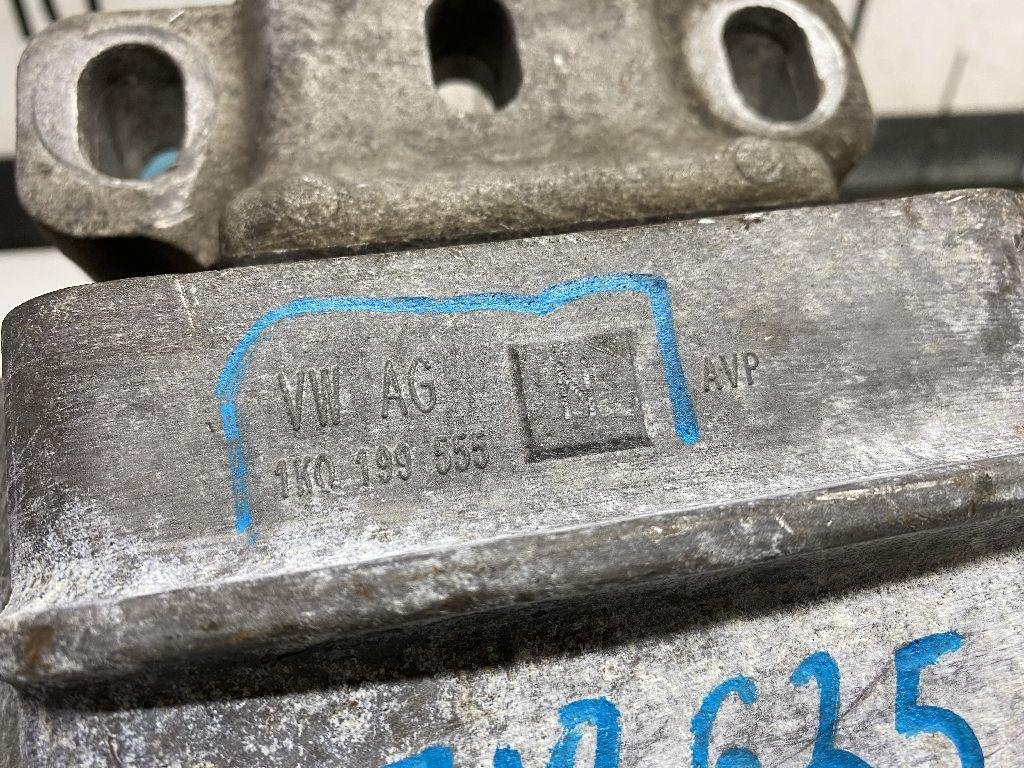 Опора КПП левая