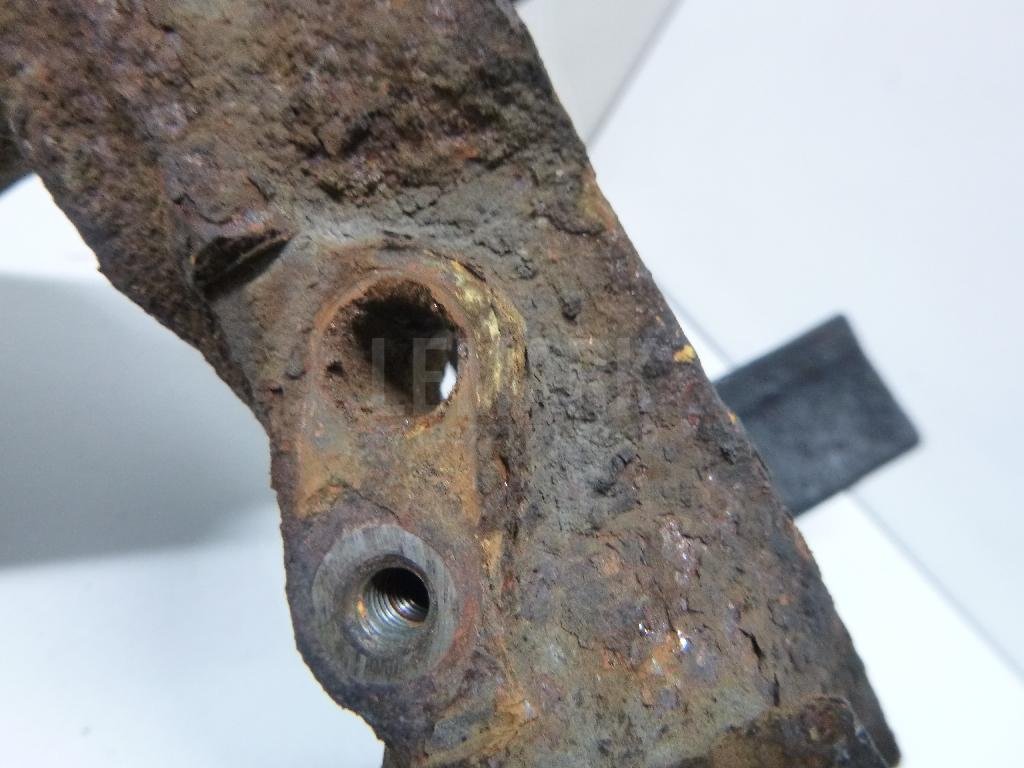 Кулак поворотный передний правый