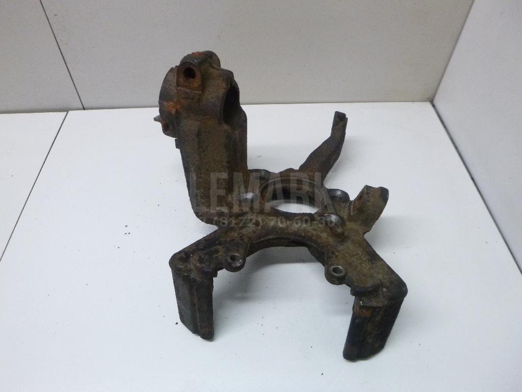 Кулак поворотный передний правый