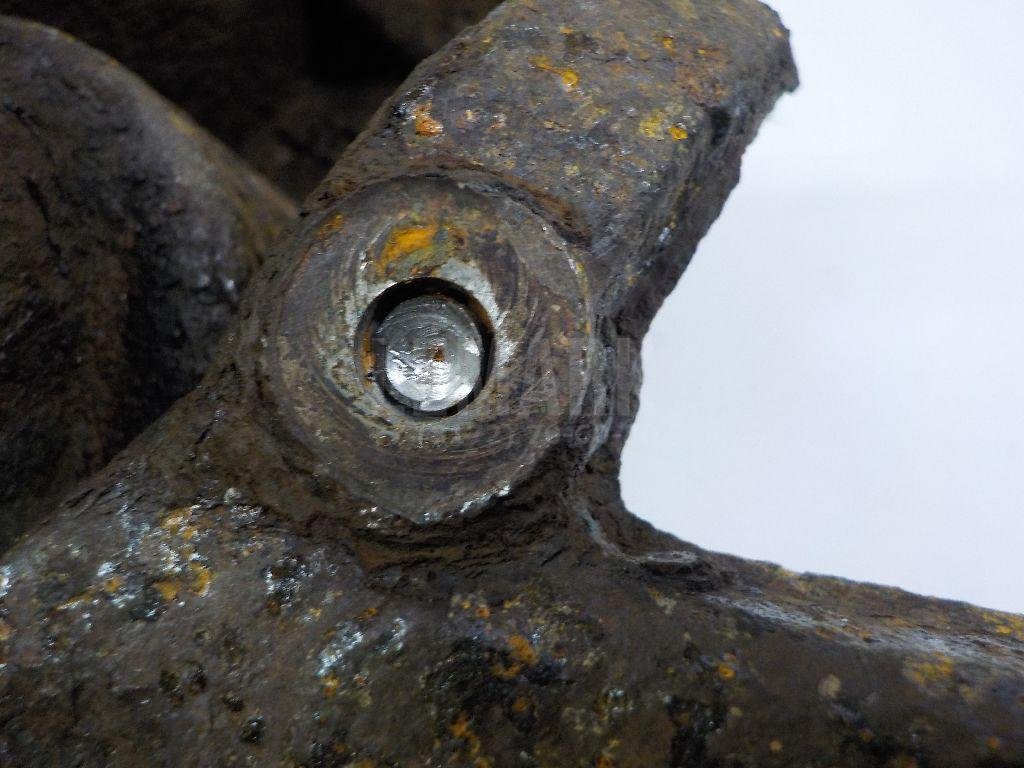 Кулак поворотный передний правый