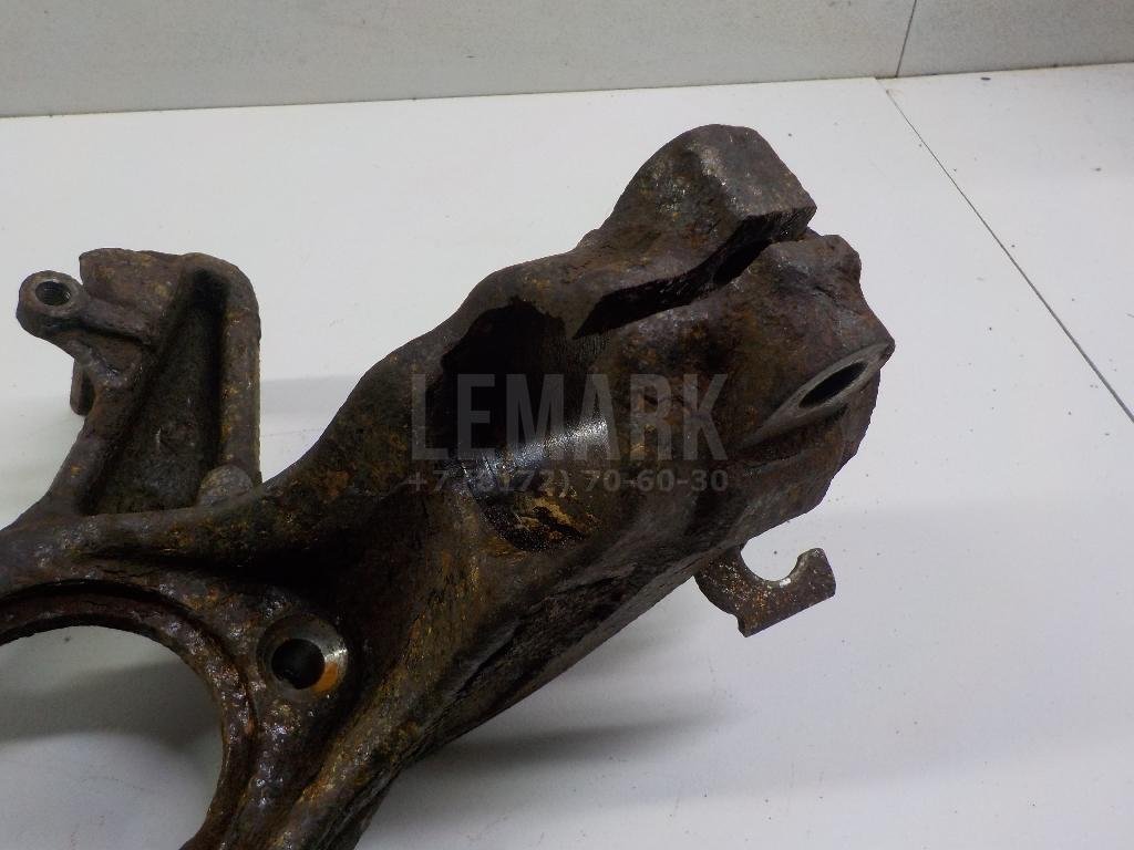 Кулак поворотный передний правый