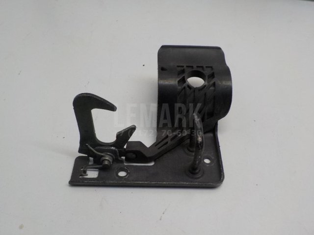 Крючок капота