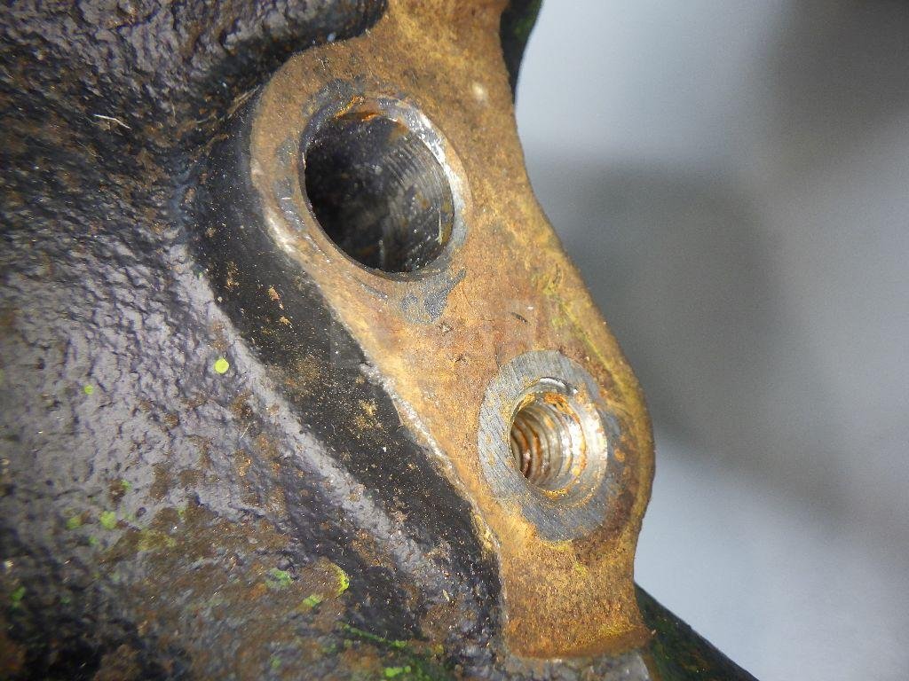 Кулак поворотный передний левый