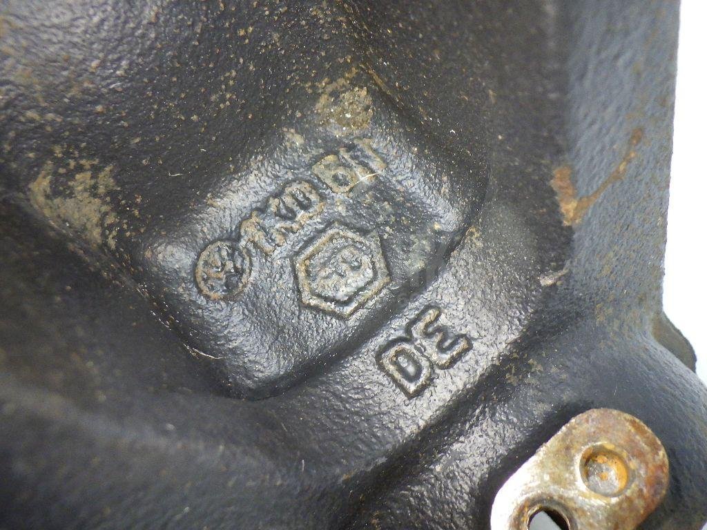 Кулак поворотный передний левый