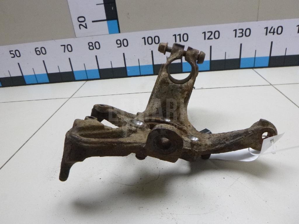 Кулак поворотный передний правый