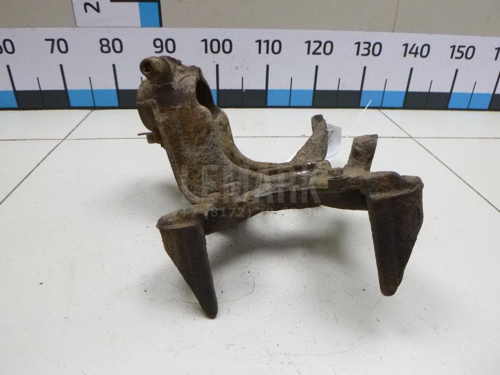 Кулак поворотный передний правый